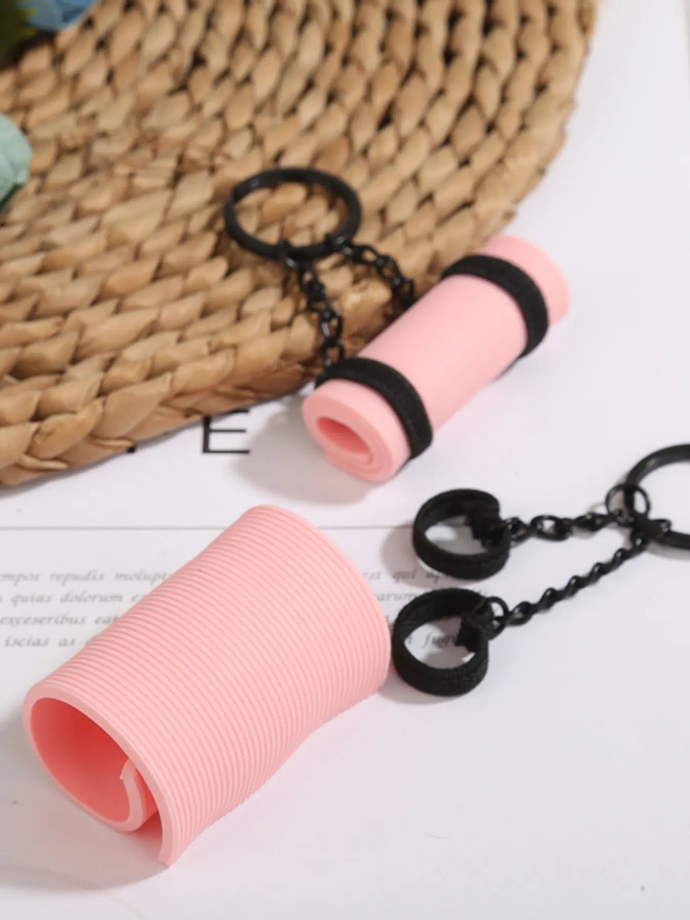 Creative Mini Yoga Mat Keychain, Keychain Accessory, Yoga Pad Keyring, Pilates Mat Yoga Charm Fitness Keychain for Bags, Bag Ornaments, Bag Hanging, Yoga Pilates Mat Bag Charm Decoration, Gym Bag Accessories, Car Backpack Keychain, Perfect Fitness Gift
